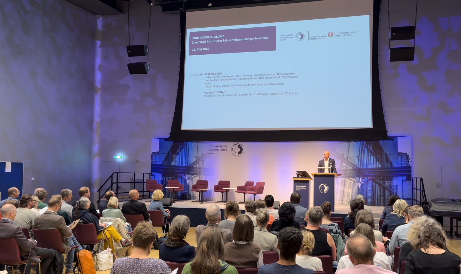 Begrüßung der Tagungsteilnehmerinnen und Tagungsteilnehmer durch Mag. Armin Laussegger, Leiter der Landessammlungen Niederösterreich sowie des Zentrums für Museale Sammlungswissenschaften, Universität für Weiterbildung Krems